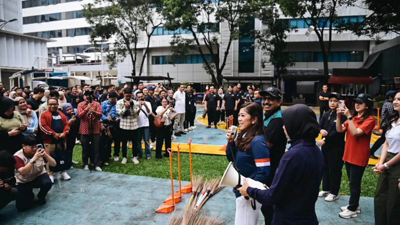 Menkomdigi Meutya Hafid menyampaikan arahan sebelum pelaksanaan kerja bakti di Lingkungan Kantor Kementerian Komdigi, Jakarta Pusat, Jumat (13/02/2026).