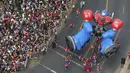 Parade balon karakter kartun meramaikan jalanan kota Santiago di Chile, (13/12). Selain parade balon ada juga parade kendaraan yang dihias unik. (REUTERS/Pablo Sanhueza)
