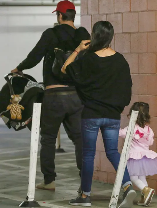 Saat itu Mila dan Ashton terlihat berbagi tugas membawa kedua buah hatinya. Mila tertangkap kamera sedang menggandeng tangan Wyatt, sedangkan Ashton menggendong Baby Dimitri yang tertidur di car seat. (Instagram/ashtonmila)