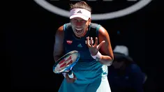 Petenis Jepang, Naomi Osaka bereaksi seusai meraih poin dari petenis Ukraina, Elina Svitolina pada perempat final Australia Terbuka 2019 di Melbourne, Rabu (23/1). Naomi Osaka sukses mengalahkan Elina Svitolina dengan skor 6-4, 6-1. (DAVID GRAY / AFP)