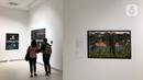 Pengunjung mengamati karya fotografi yang dipajang dalam pameran bertajuk Innovation di Erasmus Huis, Jakarta, Kamis (5/3/2020). Pameran yang menceritakan tentang inovasi dari karya dari 10 pewarta foto tersebut berlangsung hingga 5 April 2020. (Liputan6.com/Immanuel Antonius)
