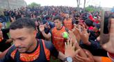 Pemain Persija Jakarta menyalami para The Jakmania yang hadir langsung memberikan dukungan jelang lawan Persib Bandung di Persija Training Ground, Bojong Sari, Depok, Jawa Barat, Jumat (9/1/2026). (Bola.com/M Iqbal Ichsan)