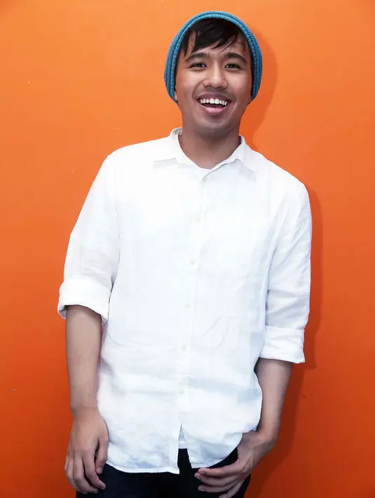 "Nikah muda kan 18, saya udah 23. Ya sesiapnya, mungkin 27 tahun lah kira-kira. Dia itu seperti itu adanya, ya baik, menyenangkan. Nyokapnya juga temenan sama mama ku. Belum setahun, baru beberapa bulan," ucap Joshua. (Nurwahyunan/Bintang.com)