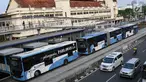 Bus Transjakarta mengangkut penumpang di Halte Harmoni, Jakarta, Senin (10/7). PT Transportasi Jakarta menargetkan jumlah penumpang bus Transjakarta pada tahun 2017 adalah 185 juta orang, atau naik sebanyak 50 persen. (Liputan6.com/Immanuel Antonius)