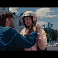 Adegan Film Cinta Tak Pernah Tepat Waktu