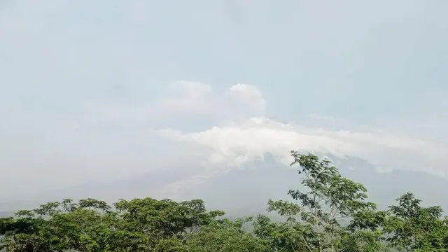 Gunung Semeru terpantau secara visual dari Pos Pengamatan Gunung Api Semeru maish mengeluarkan Awan Panas Guguran Radius 1 Kilometer (Istimewa)