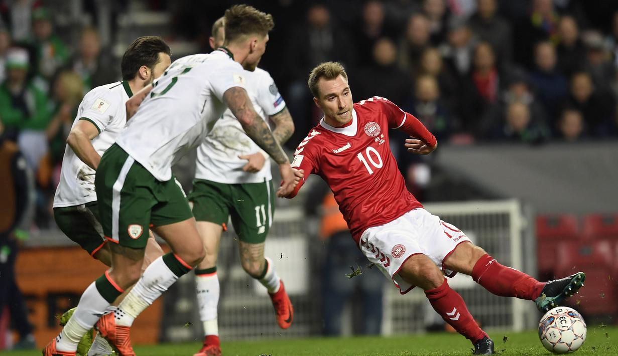 Gelandang Denmark, Christian Eriksen, berusaha melewati kepungan pemain Irlandia pada laga Kualifikasi Piala Dunia 2018 di Stadion Telia Parken, Kobenhavn, Minggu (12/11/2017). Kedua negara bermain imbang 0-0. (AFP/Lars Moeller)