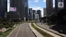 Suasana jalan di kawasan Sudirman, Jakarta, Jumat (25/12/2020). Libur Natal dan Tahun Baru 2021 membuat jalanan di beberapa wilayah Ibu Kota terpantau lengang tanpa kemacetan. (Liputan6.com/Angga Yuniar)