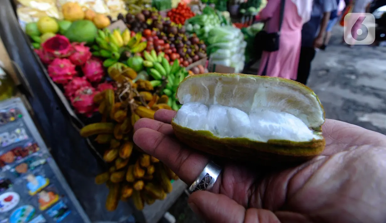 Tekstur daging buahnya juga mirip seperti kapas yang halus lembut. Di dalamnya terdapat biji yang cukup besar, sehingga harus hati-hati ketika menikmatinya. (merdeka.com/Arie Basuki)