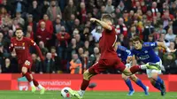 Gelandang Liverpool, James Milner, melakukan eksekusi penalti saat melawan Leicester pada laga Premier League di Stadion Anfield, Liverpool, Sabtu (5/10). Liverpool menang 2-1 atas Leicester. (AFP/Paul Ellis)