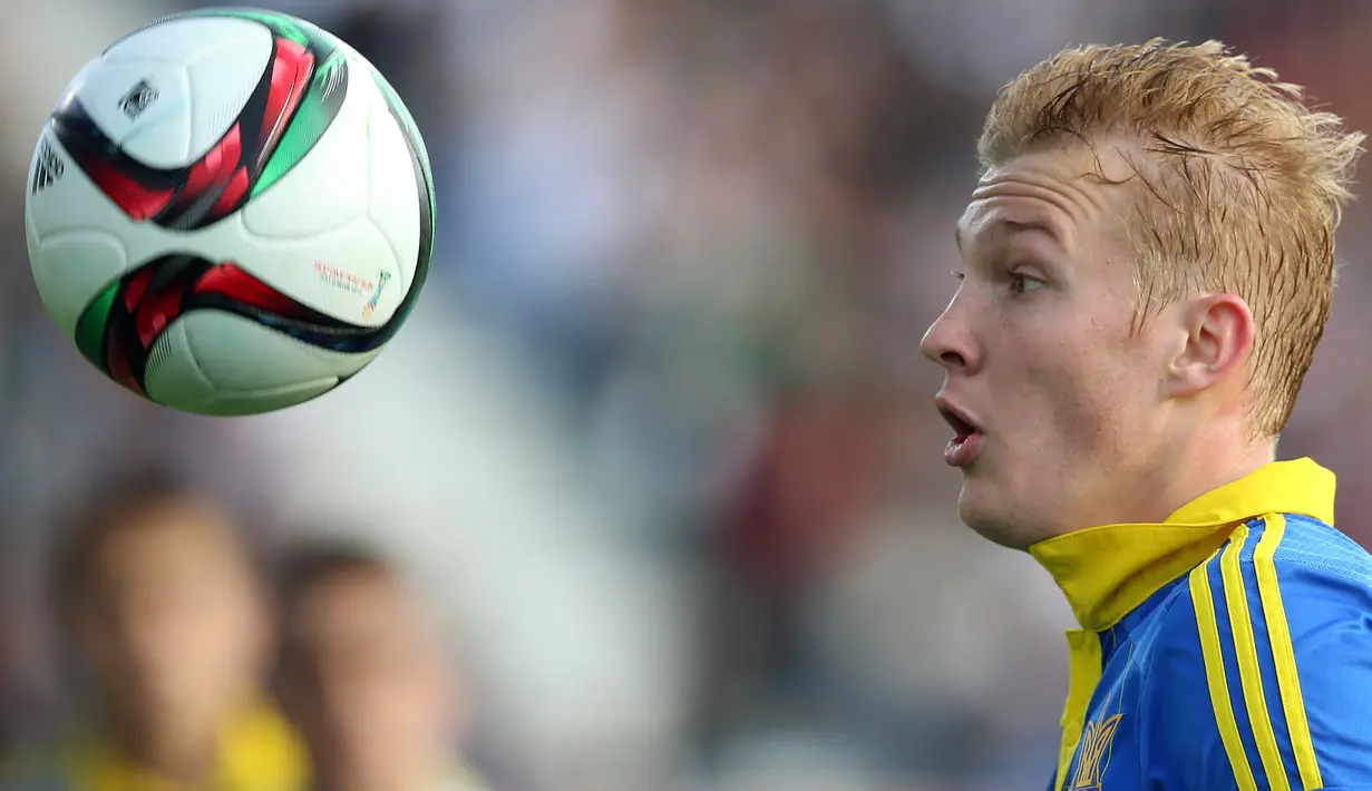 Pemain Ukraina, Viktor Kovalenko saat menghadapi Selandia Baru pada partai pembuka Piala Dunia U-20 2015 di North Harbour Stadium, Auckland, Selandia Baru (30/5/2015). Viktor Kovalenko berhasil meraih gelar top skor pada Piala Dunia U-20 2015 di Selandia Baru dengan raihan 5 gol bersanding dengan pemain Hongaria, Bence Mervo. Namun gelar sepatu emas akhirnya jadi milik Viktor Kovalenko yang unggul raihan assist. Hongaria sendiri harus terhenti langkahnya di babak 16 besar setelah takluk 1-2 dari Serbia. (AFP/Michael Bradley)
