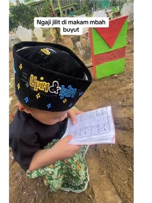 Bocah Ini Baca Iqra di Makam Eyang Buyut karena Belum Bisa Al-Qur'an, Banjir Pujian