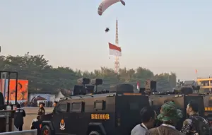 Paramotor Warnai Langit Cikeas Jelang Upacara HUT Bhayangkara