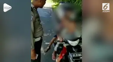 Empat bocah berboncengan saat dirazia polisi dengan tanpa menggunakan helm. Saat diminta untuk memanggil orangtua, mereka malah berusaha kabur.