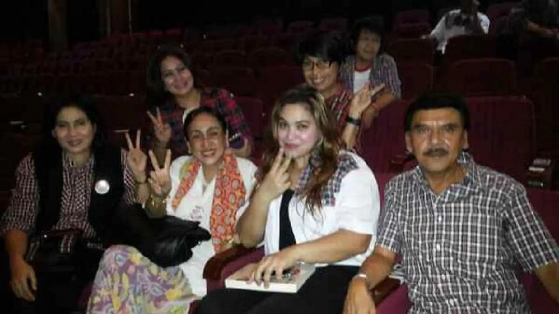 Bartje Van Houten bersama rekan-rekannya. (twitter @annashirley)