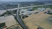 Banjir bandang hingga longsor terjadi di Kota Anseong, Korea Selatan usai hujan deras pada Minggu, 2 Agustus 2020. (Hong Ki-won/YONHAP via AP)