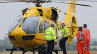 Pangeran William saat masih bertugas di East Anglian Air Ambulance (EAAA) terekam berada di Bandara Cambridge pada 13 Juli 2015. (dok. STEFAN ROUSSEAU / POOL / AFP)