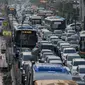 Kendaraan terjebak macet jelang jam berbuka puasa di Bundaran Hotel Indonesia, Jakarta, Senin (6/6). Menjelang waktu berbuka puasa hari pertama ini berbagai ruas jalan di Jakarta di penuhi kendaraan dan Kemacetan parah. (Liputan6.com/Johan Tallo)