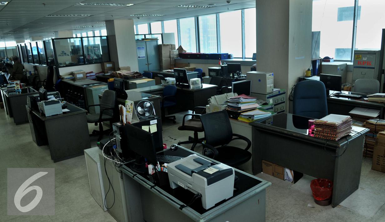 Suasana ruang kerja lingkungan Pemerintah Provinsi DKI Jakarta di kantor Balai Kota, Rabu, (22/7/2015). Sejumlah meja masih terlihat kosong pasca Idul Fitri 1436H, hal ini dikarenakan beberapa PNS mengambil cuti tahunan. (Liputan6.com/Johan Tallo)