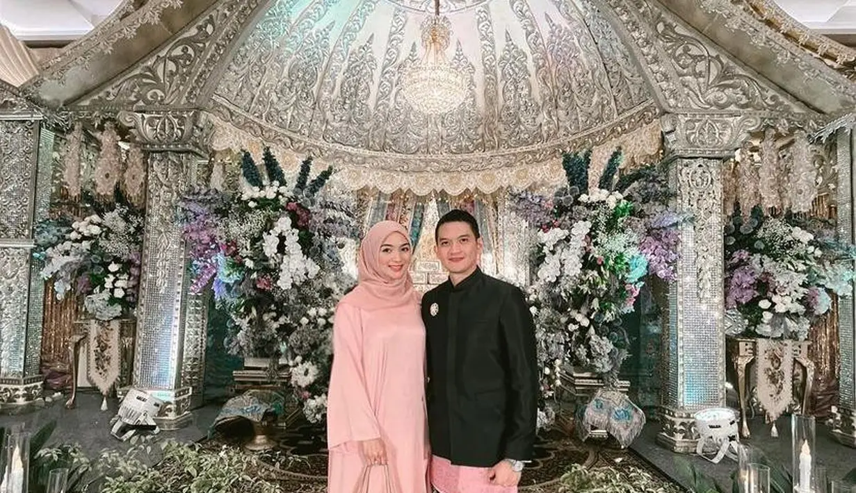 Atau bisa juga memadukan tunik polos dengan kain batik seperti Citra Kirana ini.  (Instagram/citraciki).