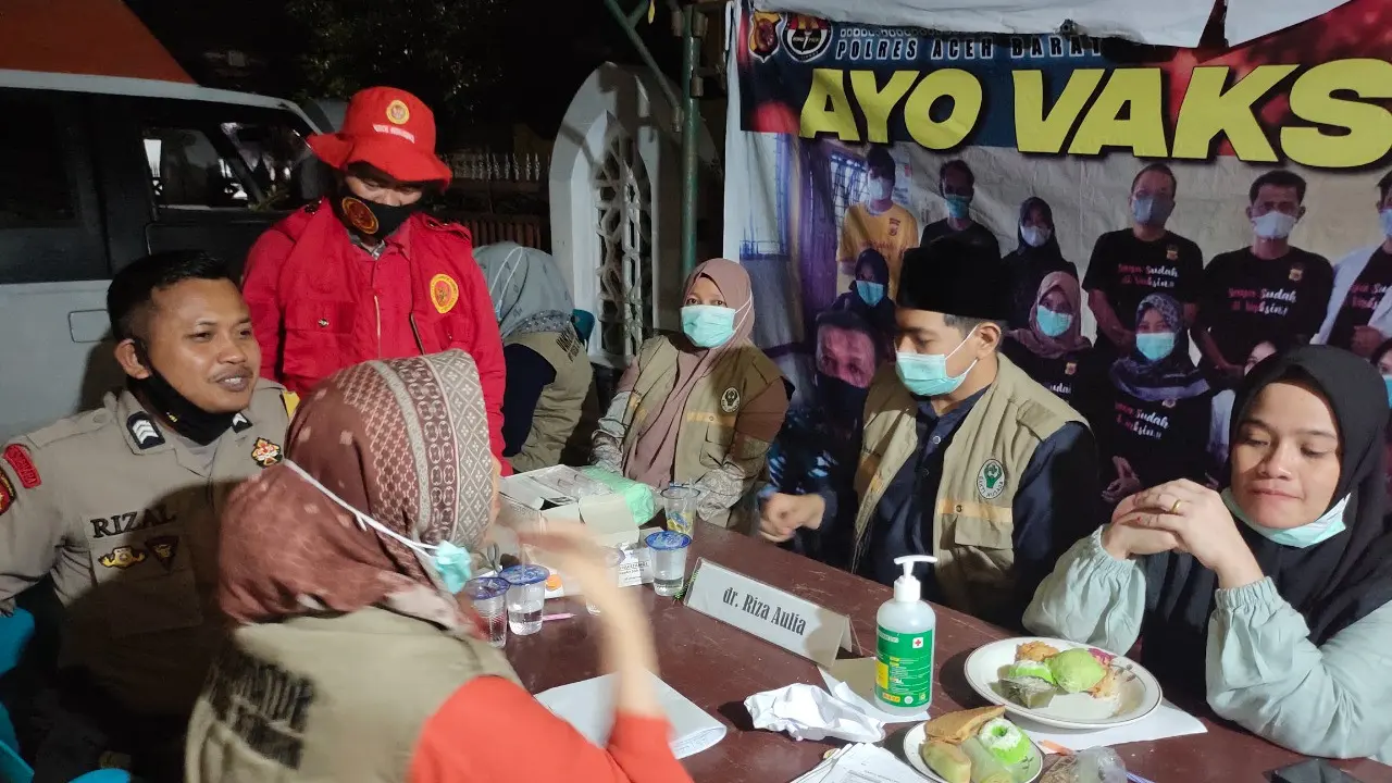 Kepala BIN Daerah Aceh, Andi Roediprijatna W memantau giat vaksinasi Covid-19 malam hari.