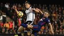Bek Valencia, Gabriel, berebut bola dengan bek Barcelona, Jordi Alba, pada laga La Liga Spanyol di Stadion Mestalla, Valencia, Minggu (26/11/2017). Kedua klub bermain imbang 1-1. (AFP/Jose Jordan)