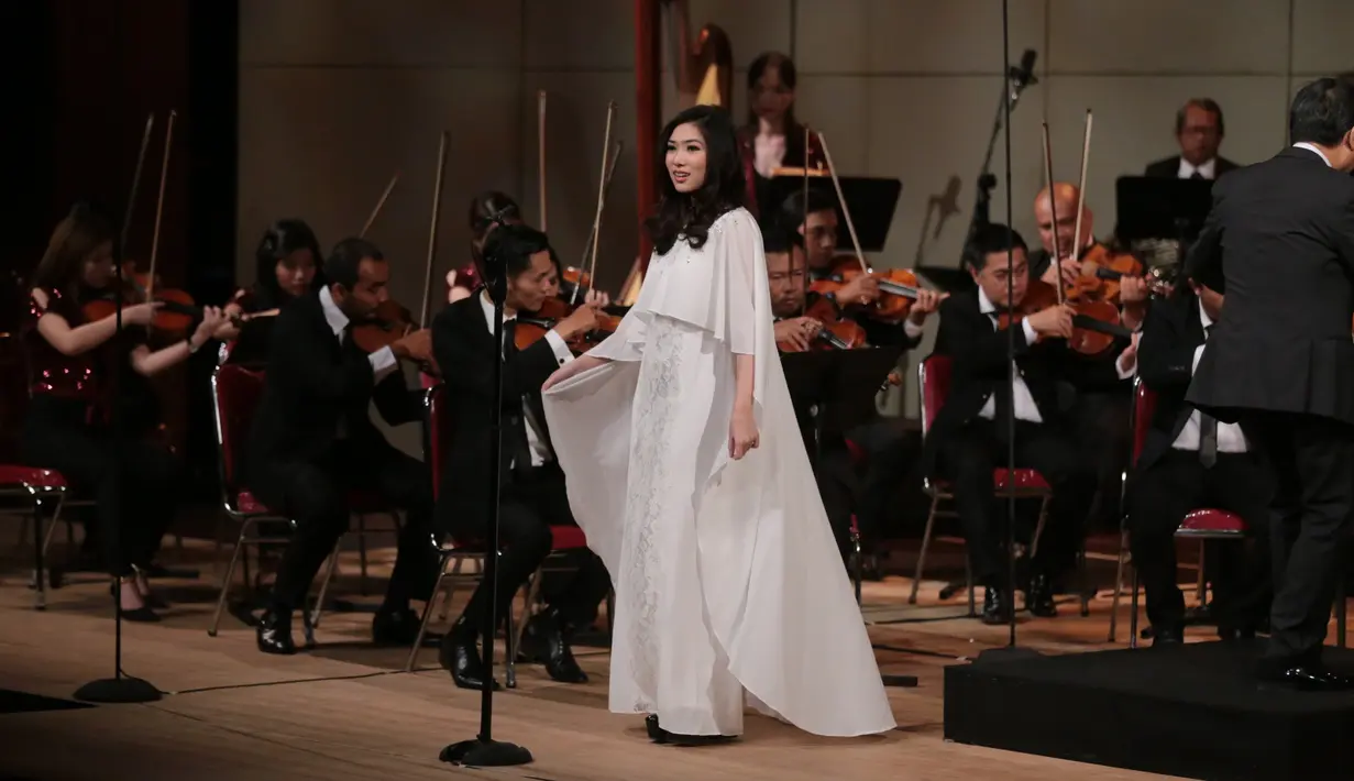 Isyana tampak antusias saat diatas panggung. Saat membawakan lagu klasik, sangat tampak dengan penampilan ekspresifnya di atas panggung. Tidak hanya sendiri, ia juga tampil berkolaborasi dengan Avip Priatna dan Jonathan Kuo. (Adrian Putra/Bintang.com)