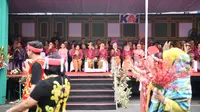 Peringatan Hari Ulang Tahun (HUT) ke-44 Dewan Kerajinan Nasional (Dekranas) dan Puncak Peringatan Hari Kesatuan Gerak (HKG) PKK di Kota Solo, Jawa Tengah.