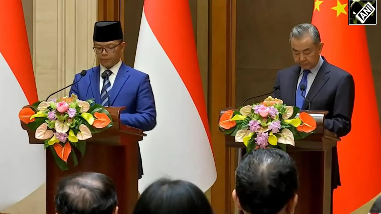 Konferensi pers oleh Menteri Luar Negeri RI Sugiono (kiri) dan Menteri Luar Negeri RRT Wang Yi (kanan) usai pertemuan keduanya di Beijing, Senin (21/4/2025). (Dok. Live Streaming)