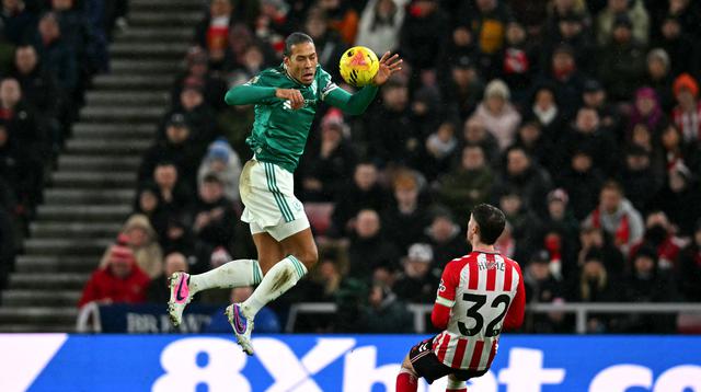 Bek Liverpool, Virgil van Dijk melompat untuk menyundul bola dalam pertandingan sepak bola Liga Inggris antara Sunderland dan Liverpool di Stadion of Light, Sunderland, Inggris timur laut, pada 11 Februari 2026. (ANDY BUCHANAN / AFP)