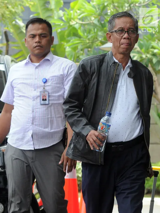Kepala KPP Pratama Ambon La Masikamba (kanan) saat tiba di Gedung KPK, Jakarta, Kamis (4/10). La Masikamba bersama empat orang lainnya terjaring operasi tangkap tangan (OTT) oleh Satgas KPK di Ambon. (Merdeka.com/Dwi Narwoko)