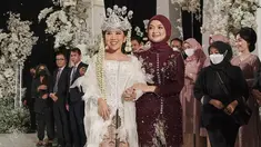 Komika Neneng yang merupakan sahabat dari Kiky Saputri tampak selalu menemani dalam serangkaian pernikahan. Dalam acara pernikahan, perempuan kelahiran Garut, 6 Maret 1998 itu tampil menawan jadi bridesmaid dengan balutan kebaya merah maroon. tidak sedikit warganet yang memuji penampilannya begitu adem bak ubin masjid. (Liputan6.com/IG/@nenengrismawulandari)