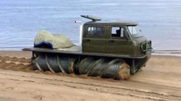 Mobil segala medan kecuali aspal dari Uni Soviet ini bernama ZVM-2901 Shnekokhod. Mobil ini dikembangkan di tahun 70an untuk menciptakan mobil yang bisa berjalan di lumpur dalam, salju, pasir, sawah tetangga, hingga air menggunakan mekanisme penggerak 'screw-propelled vehicle'. Mobil ini menggunakan mesin Cummins 3.800cc bertenaga 159 Hp dan torsi 600 Nm. (Source: uazbuka.ru)