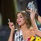 Ekspresi Miss Kolombia, Ariadna Gutierrez saat mahkota dikepalanya akan dicopot oleh Miss Universe 2014 Paulina Vega akibat kesalahan fatal MC yang salah menyebut pemenang Miss Universe 2015 di The AXIS Las Vegas, Minggu (20/12). (AFP PHOTO/Valerie Macon)