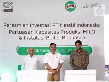 Menko Kemaritiman dan Investasi (tengah), didampingi Menteri Koperasi dan UKM Teten Masduki dan Presiden Direktur PT Nestlé Indonesia, Ganesan Ampalavanar foto bersama usai penandatanganan prasasti Peresmian Investasi PT Nestlé Indonesia: Perluasan Kapasitas Produksi MILO & Instalasi Boiler Biomassa di Pabrik Nestlé Karawang, Jawa Barat, Selasa (07/06/2022). (Liputan6.com/HO/ID)