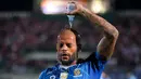 <p>Striker Persib Bandung, David Da Silva mengguyur kepalanya dengan air minum saat menghadapi Madura United pada laga leg kedua final Championship Series BRI Liga 1 2023/2024 di Stadion Gelora Bangkalan, Madura, Jumat (31/5/2024). (Bola.com/Bagaskara Lazuardi)</p>