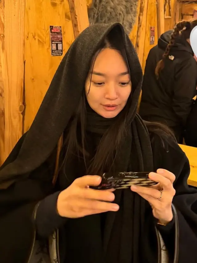 Shin Min-a saat Honeymoon dengan gaya musim dingin. [@illusomina]