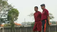 Pelatih Persibat Batang, Freddy Muli (kanan) di Stadion Moh Sarengat, Batang. (Bola.com/Vincentius Atmaja)