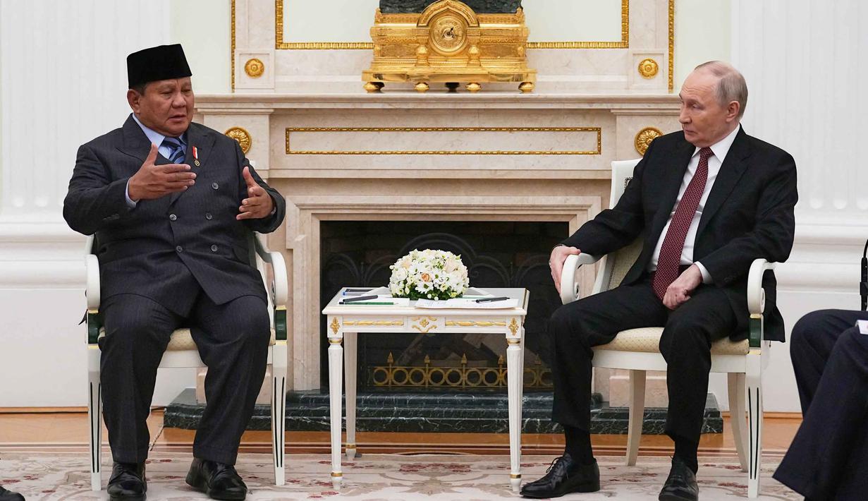 Pertemuan dilakukan di Istana Kremlin, Moskow, pada Rabu 10 Desember 2025. Tampak dalam foto, Presiden Republik Indonesia, Prabowo Subianto (kiri) berbincang dengan Presiden Rusia Vladimir Putin saat pertemuan mereka di Istana Senat Kremlin, Moskow pada Rabu 10 Desember 2025. (Alexander Zemlianichenko/POOL/AFP)