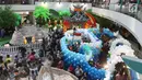 Pengunjung memadati Indonesia Balloon Art Festival (IBAF) 2018 di Mal Ciputra Jakarta, Jumat (29/6). Festival balon ini diselenggarakan mulai tanggal 29 Juni hingga 8 Juli 2018 mendatang. (Liputan6.com/Arya Manggala)