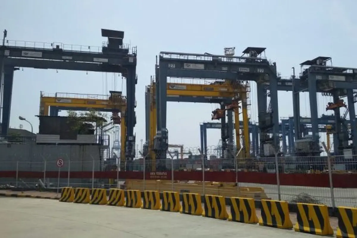 Suasana Jakarta International Container Terminal (JICT) yang lumpuh total akibat mogok pekerja. (Moch Harun Syah/Liputan6.com)