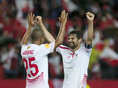 Pemain Sevilla, Mariano Ferreira (kiri) dan rekannya  Coke merayakan kemenangan atas Shakhtar Donetsk pada leg kedua semifinal Liga Europa di Stadion Ramon Sanchez Pizjuan, Sevilla, Jumat (6/5/2016) dini hari WIB. (AFP/Jorge Guerrero)