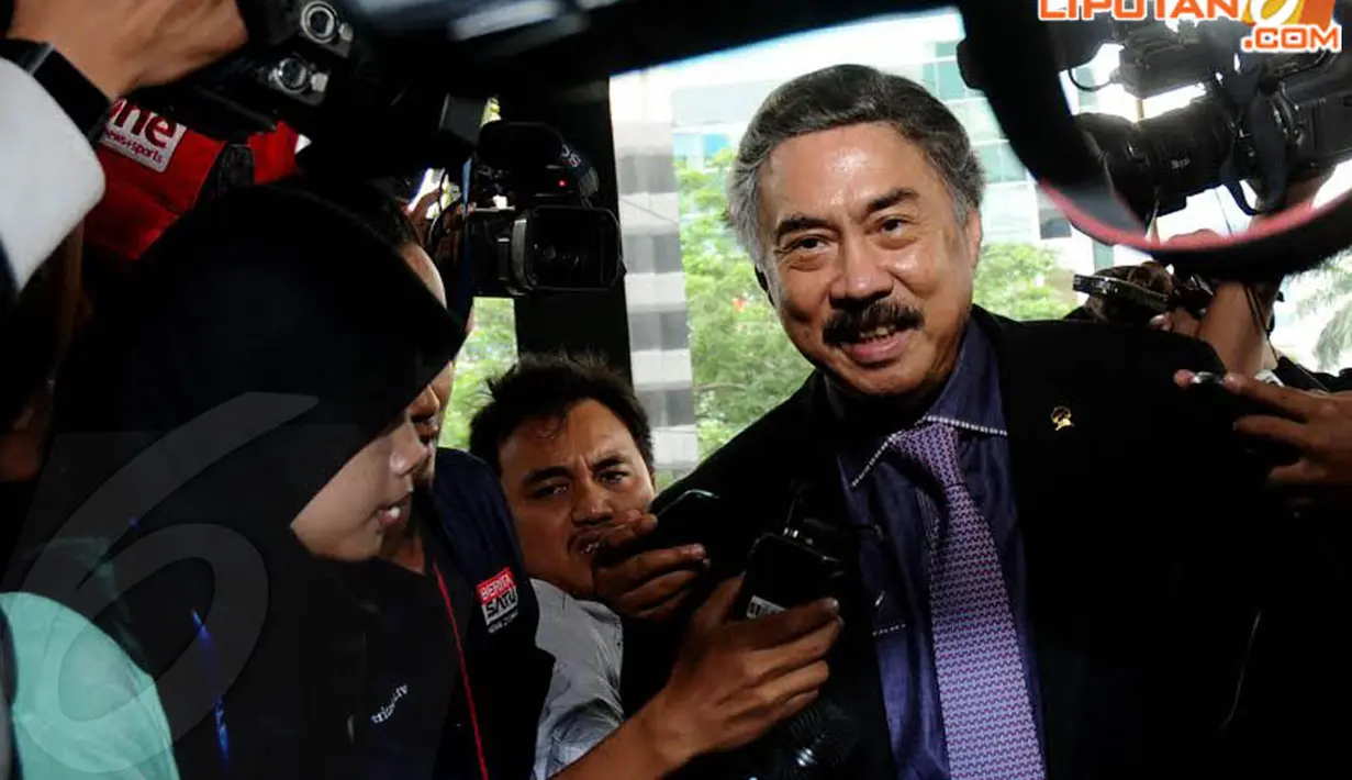Hakim Agung, Gayus Lumbun mendatangi Gedung KPK untuk melaporkan penerimaan souvenir   pernikahan anak sekretaris MA Nurhadi (Liputan6.com/Helmi Fithriansyah)