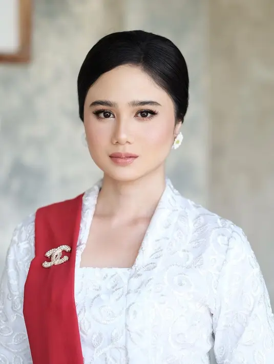 Pemeran Nur dalam film KKN di Desa Penari ini tampil paripurna dengan kebaya berwarna putih dan selendang merah, lengkap dengan bros dari Chanel. Dengan penampilannya tersebut, banyak netizen yang menyebut kalau Tissa Biani sudah punya vibes seperti seorang ibu pejabat. (Liputan6.com/IG/@tissabiani)
