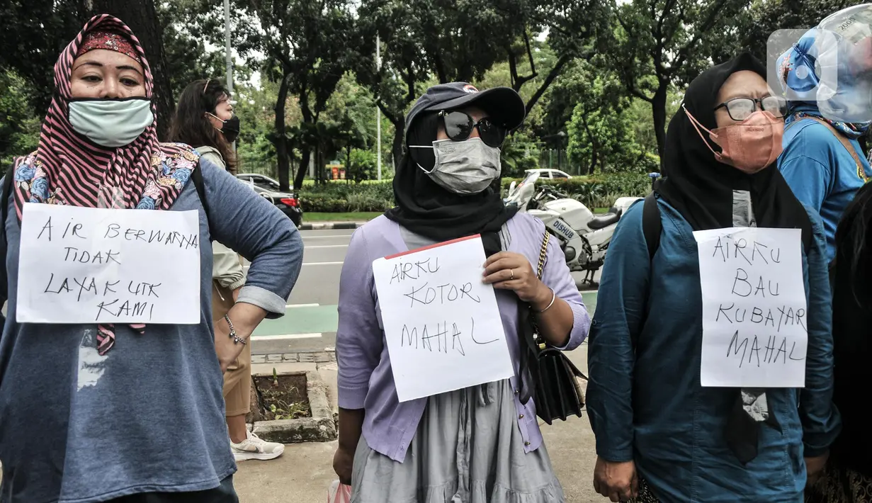Massa Koalisi Masyarakat Menolak Swastanisasi Air Jakarta (KMMSAJ) menggelar aksi Peringatan Hari Air Sedunia di depan Balai Kota, Jakarta Pusat, Selasa (22/3/2022). Mereka menuntut Anies Baswedan membuka partisipasi publik atas proses transisi konsesi pengelolaan air. (merdeka.com/Iqbal S Nugroho)