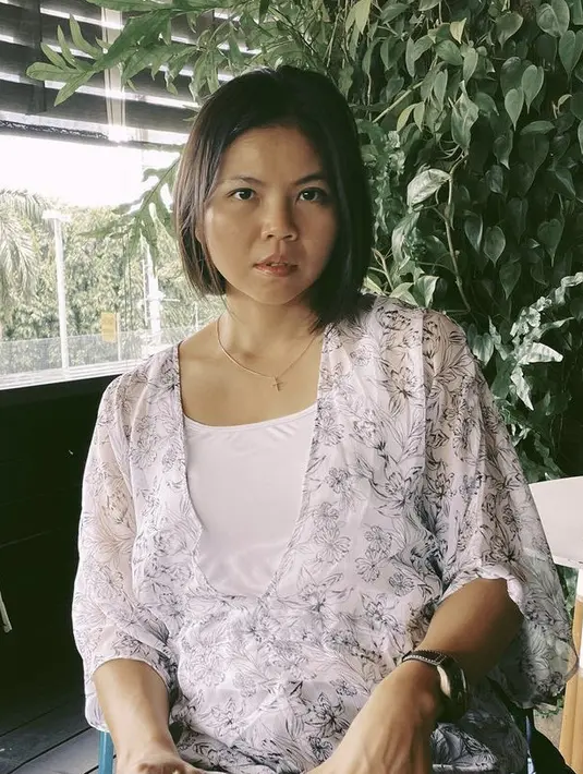 Perempuan kelahiran  11 Agustus 1987 ini juga tampak girly mengenakan dress bermotif. Dok. Instagram @greyspolii