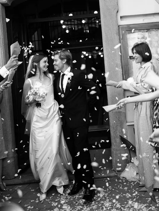 Dia pun memilih mengenakan custom strapless gown rancangan rumah mode Inggris, Vivienne Westwood. [Instagram/vogueweddings].