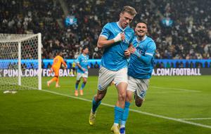 Selebrasi Rasmus Hojlund usai mencetak gol di laga Napoli vs Milan di semifinal Supercoppa Italiana di Al-Awwal Park, Riyadh, Arab Saudi, Jumat (19/12/2025). (AP Photo/Altaf Qadri)