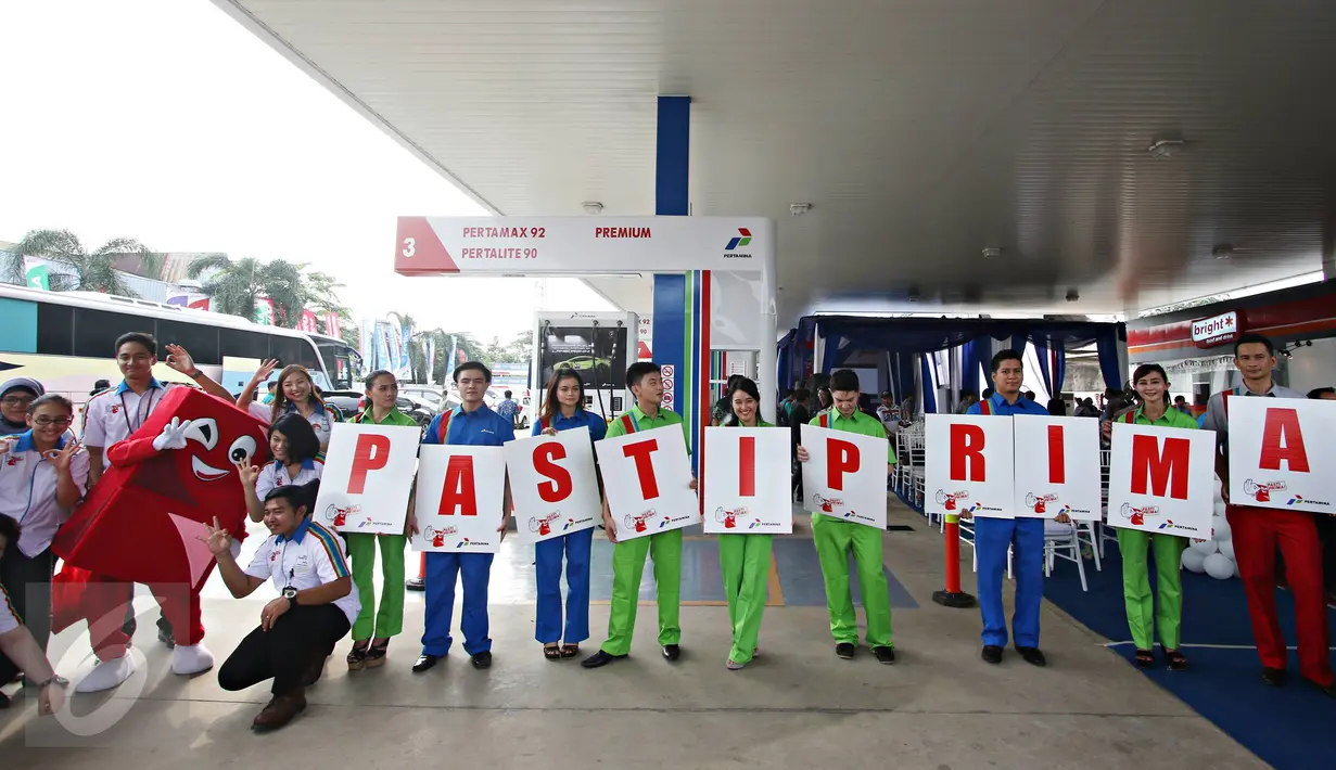 Petugas SPBU Pasti Prima Lenteng Agung berpose dangan memegang papan bertulis "Pasti Prima" Jakarta, Jumat (11/12). Pertamina meluncurkan generasi baru SPBU 'Pasti Prima' yang berorientasi kepada gaya hidup. (Liputan6.com/Immanuel Antonius)
