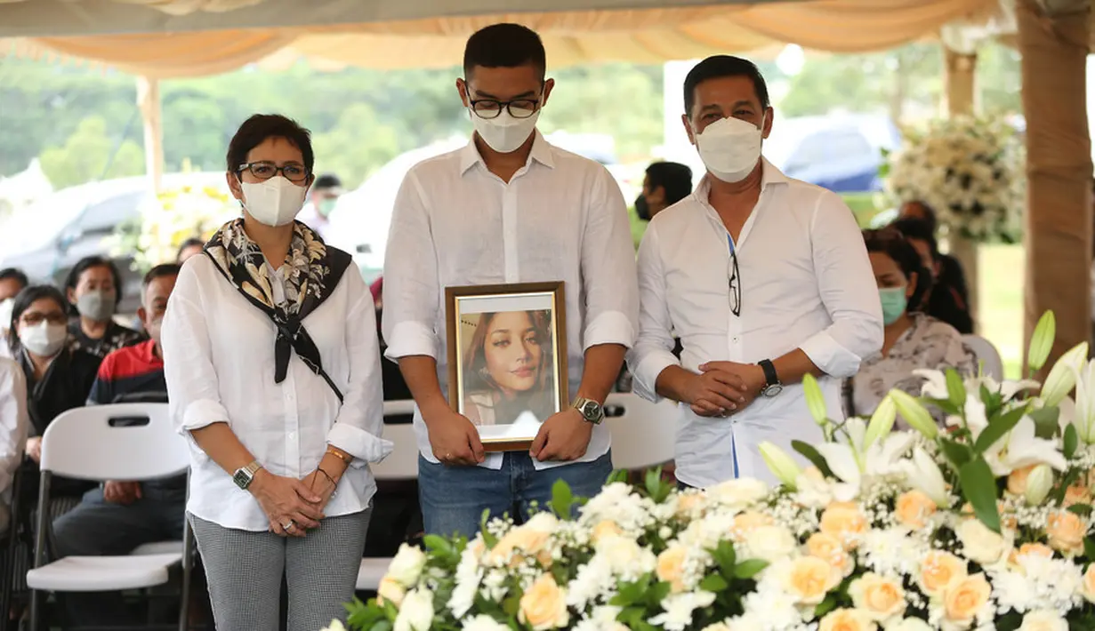 Pemakaman Maura Magnalia Putri Nurul Arifin (Budy Santoso/©KapanLagi.com)